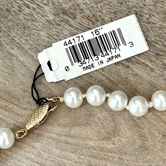***SOLD*** Vintage Monet Pearl Necklace - Picture 3 of 4